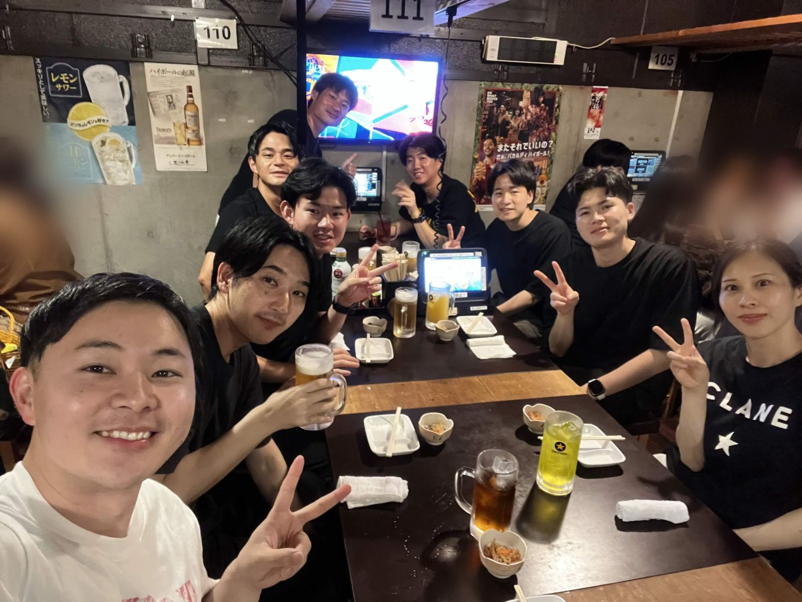 定例会後の懇親会で乾杯するメンバー